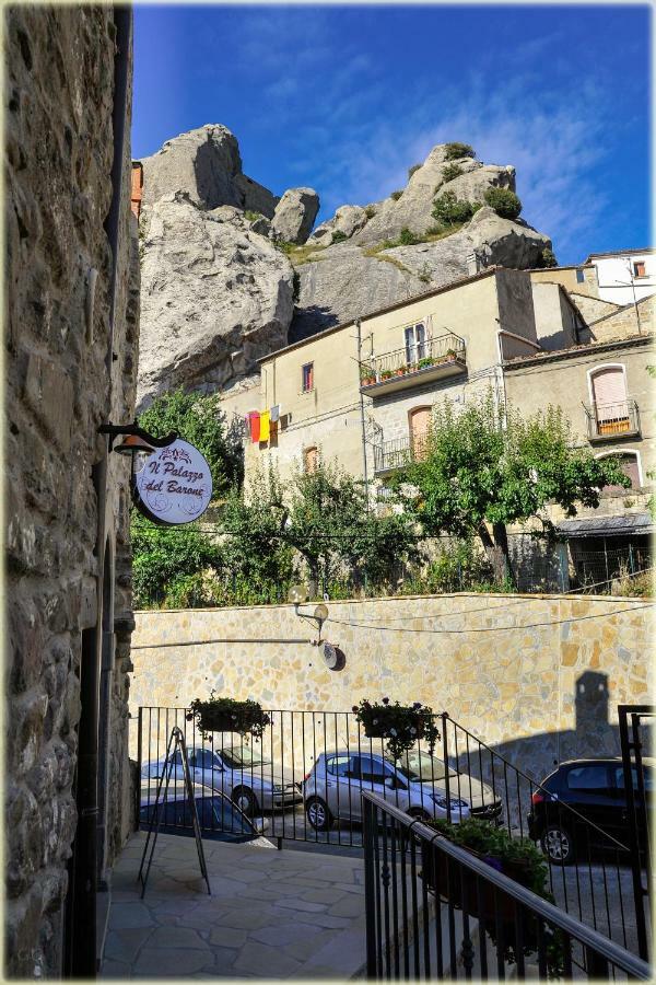 Il Palazzo Del Barone - Stanza Dei Maiorana Hotel Pietrapertosa Bagian luar foto